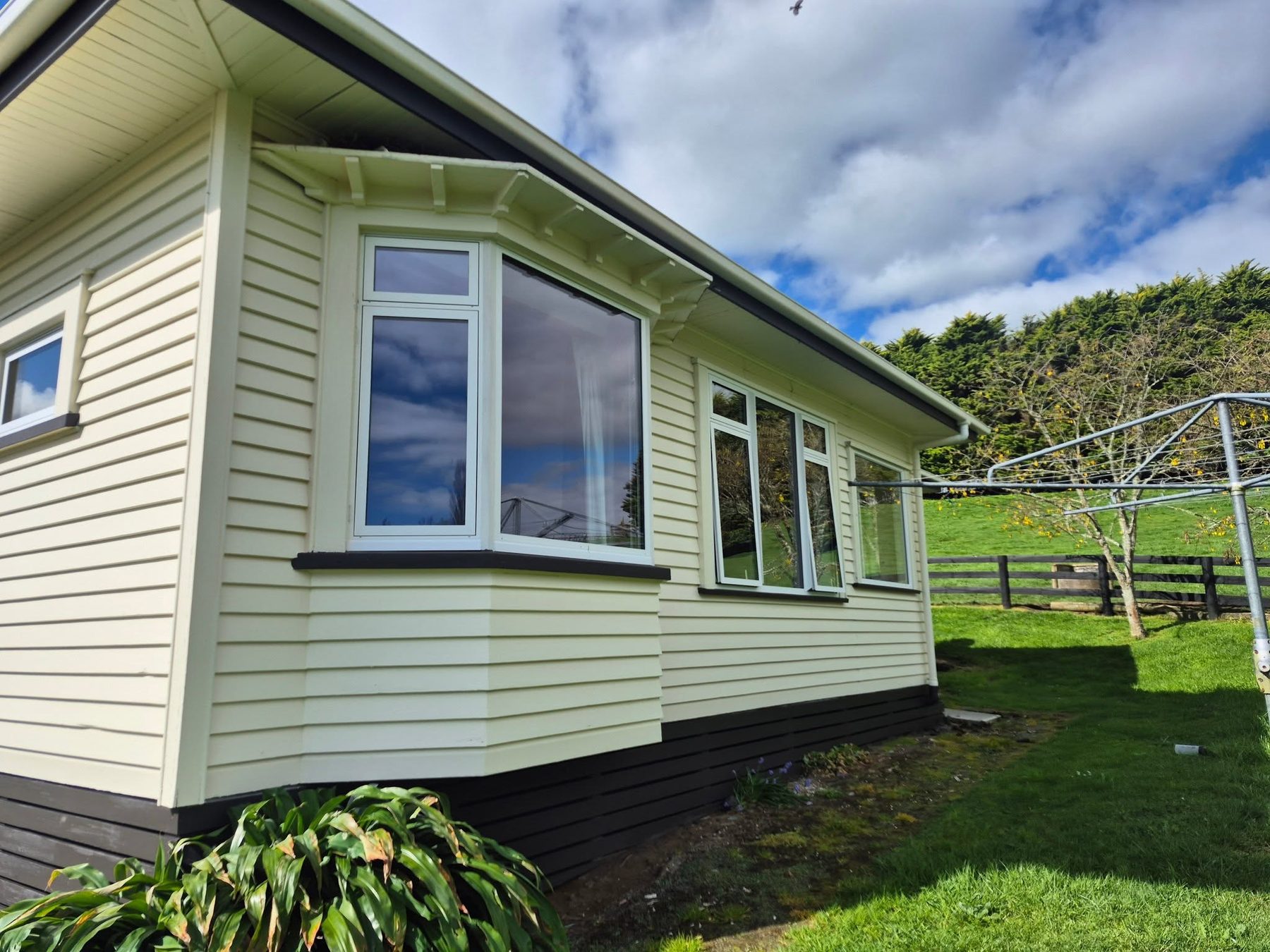 A weatherboard home freshly repainted by Waring